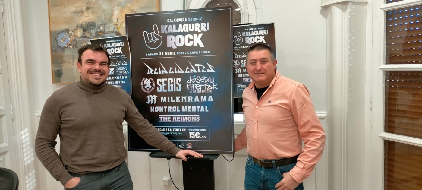 Los concejales Antonio León y Óscar Moreno, con el cartel del KalagurriRock 2023. / J. L.