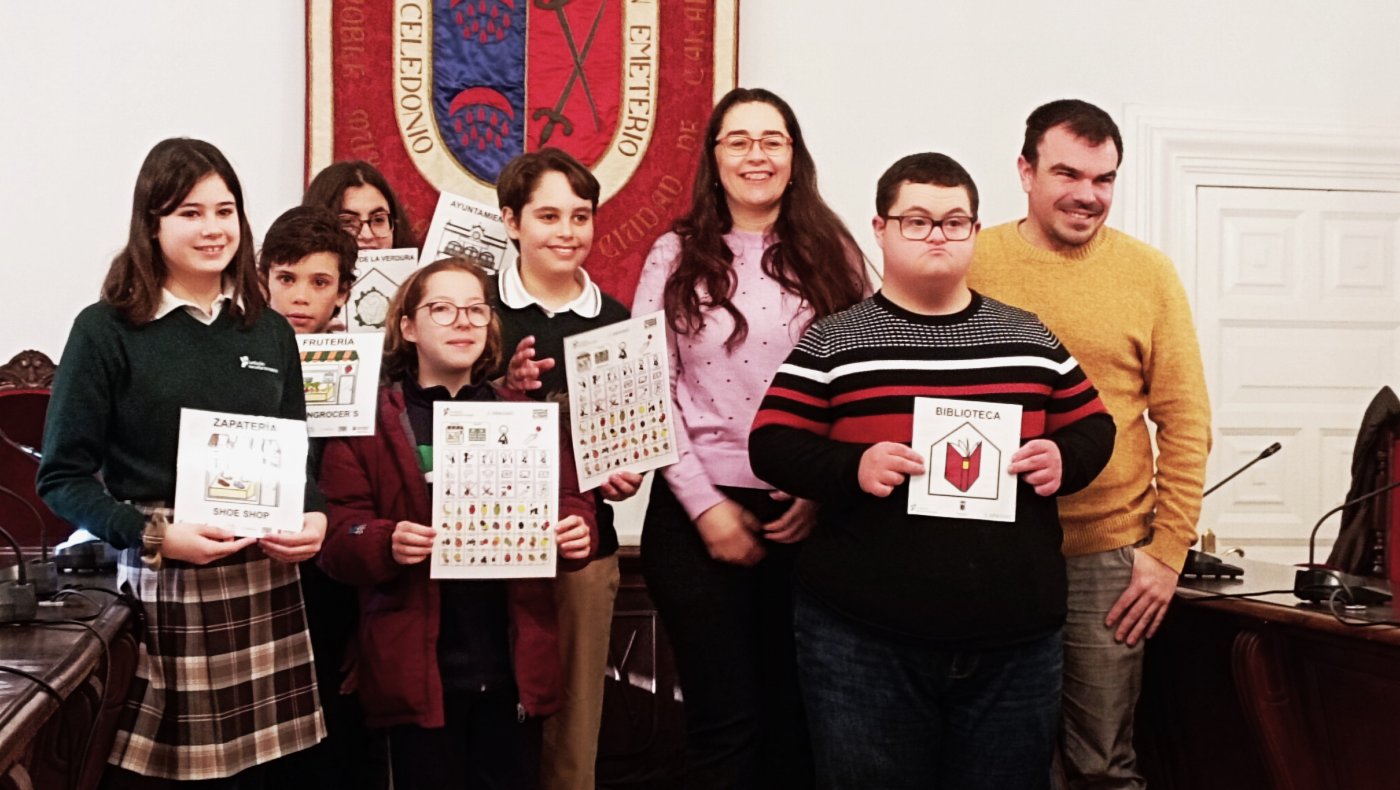 Representantes de los grupos escolares que desarrollan el proyecto, junto a Elisa Garrido y Antonio León. / I. Á.