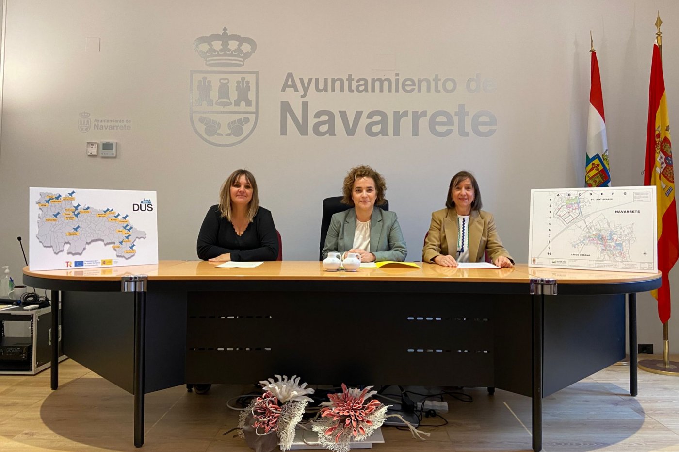 Ruth Romero, Beatriz Arraiz y Marisa Corzana, ayer, en Navarrete. / L. R.