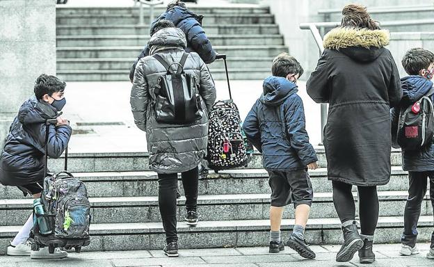 Un grupo de madres y niños a la salida de un centro escolar logroñés, en una imagen de archivo. /JUSTO RODRÍGUEZ