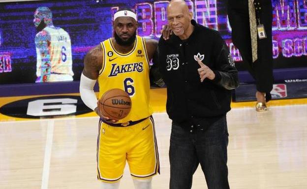 LeBron James, junto a Kareem Abdul-Jabbar/Efe