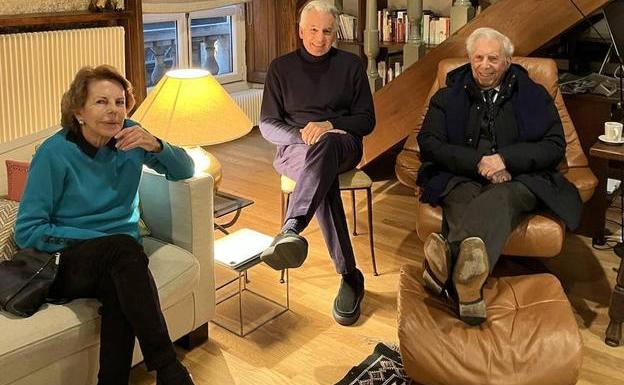 Mario Vargas Llosa junto a su exesposa Patricia Llosa y su hijo Álvaro, en una imagen colgada por este último en sus redes sociales/Twitter