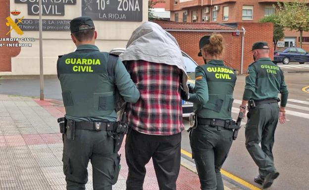 Almeida, durante el traslado al cuartel de la Guardia Civil tras ser detenido por el crimen de Álex. / G. C.