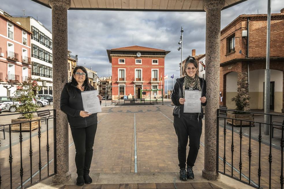 Las hermanas Daniela y Sandra Penélope Melgarejo posan en la plaza de la Tela de Nalda con sus solicitudes de nacionalidad española, en base a la Ley de Memoria Democrática. / JUSTO RODRÍGUEZ