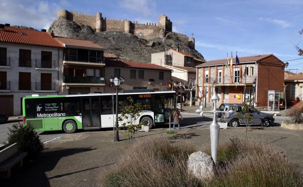 El autobús metropolitano llega a Clavijo, con el castillo al fondo. / DÍAZ URIEL