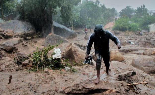 Un hombre se abre paso entre viviendas destrozadas en la localidad de Blantyre, Malawi, por el ciclón 'Freddy'./Reuters