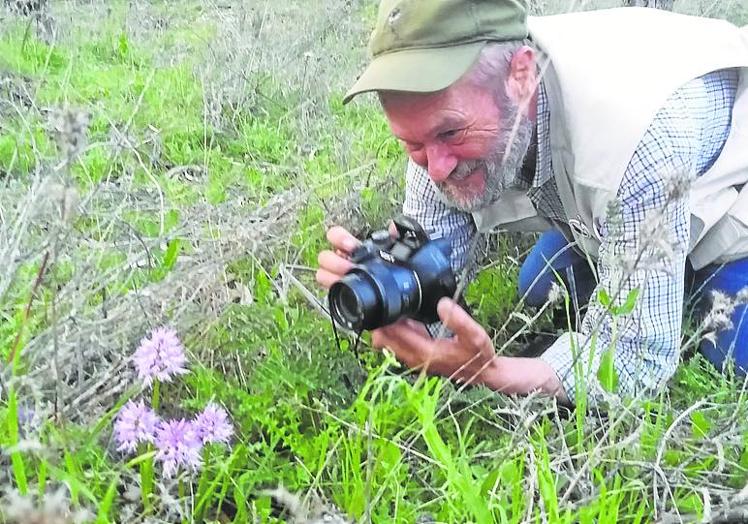 Andrés Garzón a punto de fotografiar una orquídea en Navarrete.