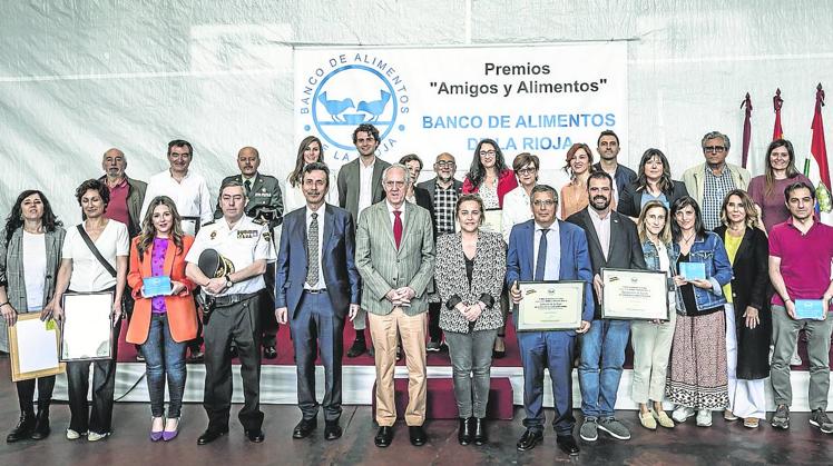 Responsables de la entidad, representantes políticos y homenajeados, este viernes en la sede del Banco de Alimentos de La Rioja.