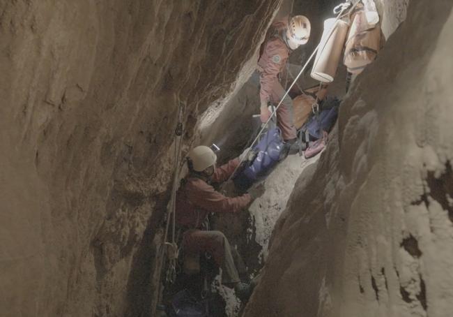 Los espeleólogos, en una de sus entradas a la cueva.