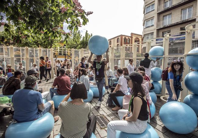 117 pelotas de yoga llenan la piscina urbana de Meii Estudio, en la Plaza Escuelas Trevijano.