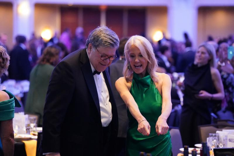 El fiscal general, William Barr, conversa sobre los detalles de la cena con la exconsejera del anterior gabinete de Donald Trump, Kellyanne Conway