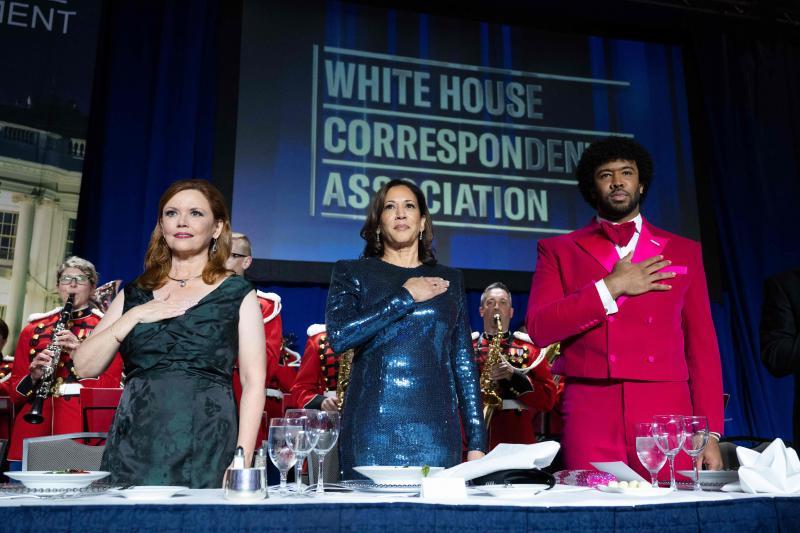 Kamala Harris, entre Kelly O'Donell y Eugene Daniels, corresponsales de NBC News y Político en la Casa Blanca