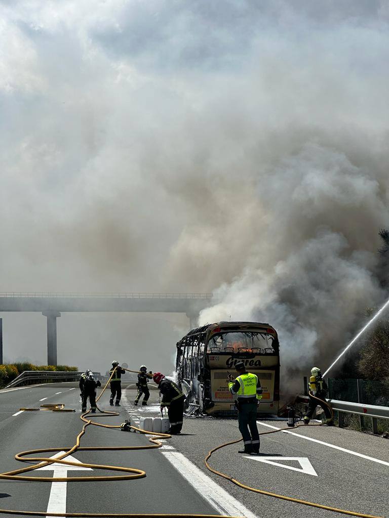 Imagen secundaria 2 - Arde un autobús que llevaba a 55 personas que volvían a Azagra tras un partido de fútbol