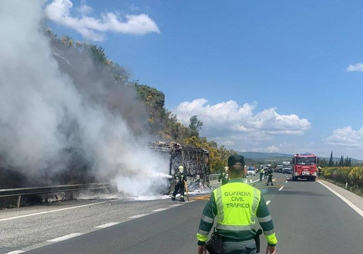 Imagen principal - Arde un autobús que llevaba a 55 personas que volvían a Azagra tras un partido de fútbol