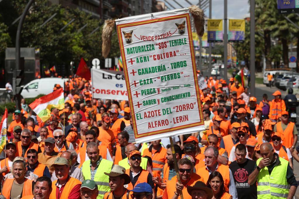 Imagen secundaria 2 - Los cazadores riojanos toman Logroño