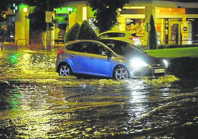 Un turismo circula por Club Deportivo, también en la zona sur.