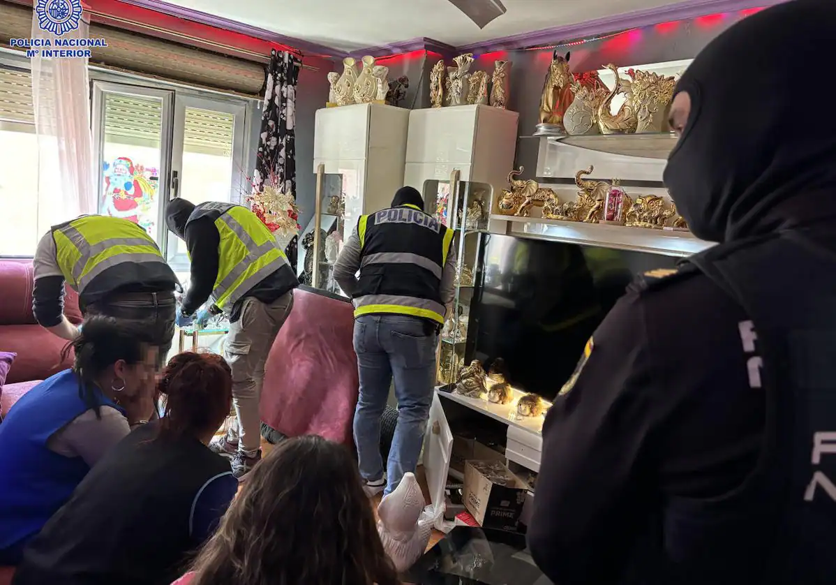 Imagen principal - Detalles de la vivienda registrada por la Policía, armas y candados en la puerta.