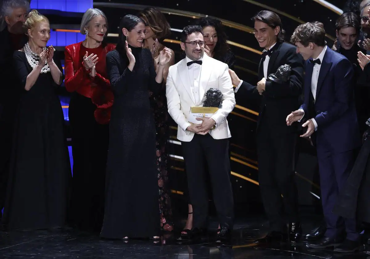 Juan Antonio Bayona, visiblemente emocionado, después de que 'La sociedad de la nieve' haya recibido el Goya a mejor película.