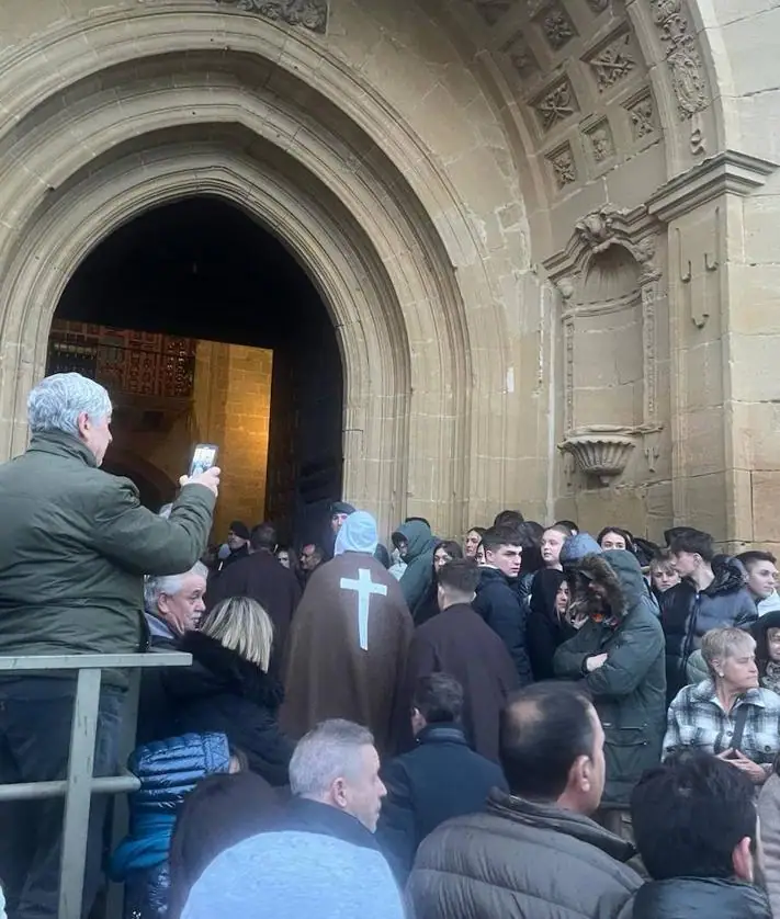 Imagen secundaria 2 - La lluvia obliga a los picaos a disciplinarse en la iglesia de San Vicente