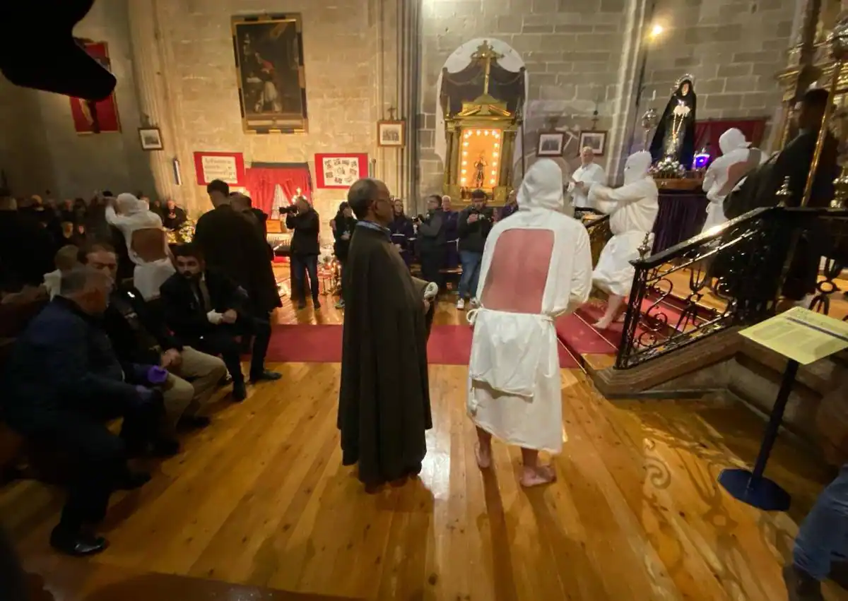 Imagen secundaria 1 - La lluvia obliga a los picaos a disciplinarse en la iglesia de San Vicente