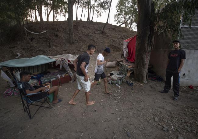 Un campamento improvisado a las afueras del CETI de Ceuta.