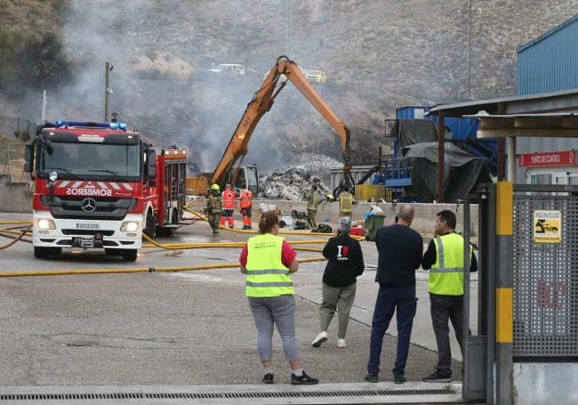 Una dotación de Bomberos continúa trabajando a primera hora de la mañana, aunque el fuego está estabilizado.