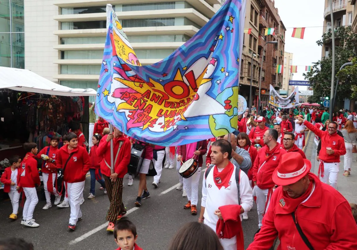 Las peñas desfilaron con las charangas por toda la ciudad camino de la comida popular, con la que encarrilaron el final de las fiestas.