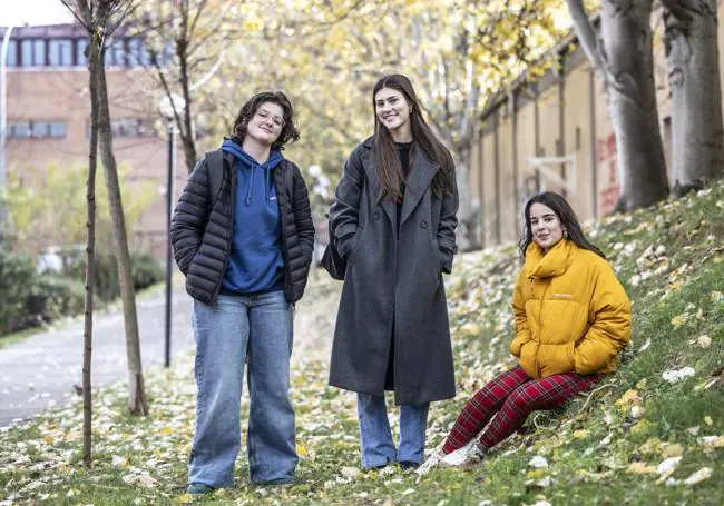 Celia Rubio, Leire Bustinza y Marina Vega, en el campus logroñés.