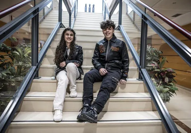 Olatz Moñux y Yeray Alcalá, alumnos de la UR, posan en el Rectorado.