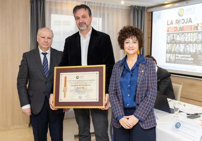 El jefe de redacción de Diario LA RIOJA, Pablo Álvarez, muestra el diploma junto al presidente de Asociación Riojana de Víctimas del Terrorismo, Jerónimo López, y la portavoz del equipo de gobierno local, Celia Sanz.