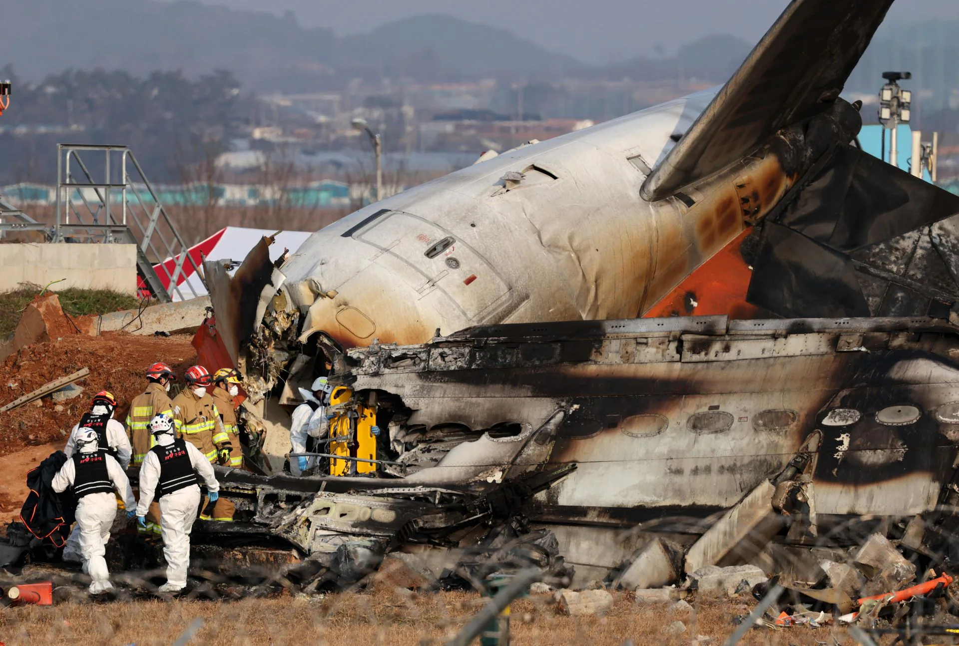 179 personas han muerto en un accidente aéreo etse domingo. Sólo ha habido dos supervivientes al desintegrarse un avión procedente de Tailandia.