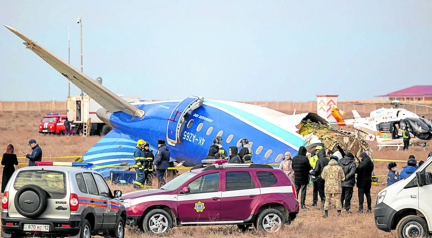 Los equipos de rescate trabajan en el lugar del accidente del avión de pasajeros de Azerbaijan Airlines, cerca de la ciudad de Aktau, en el oeste de Kazajistán.