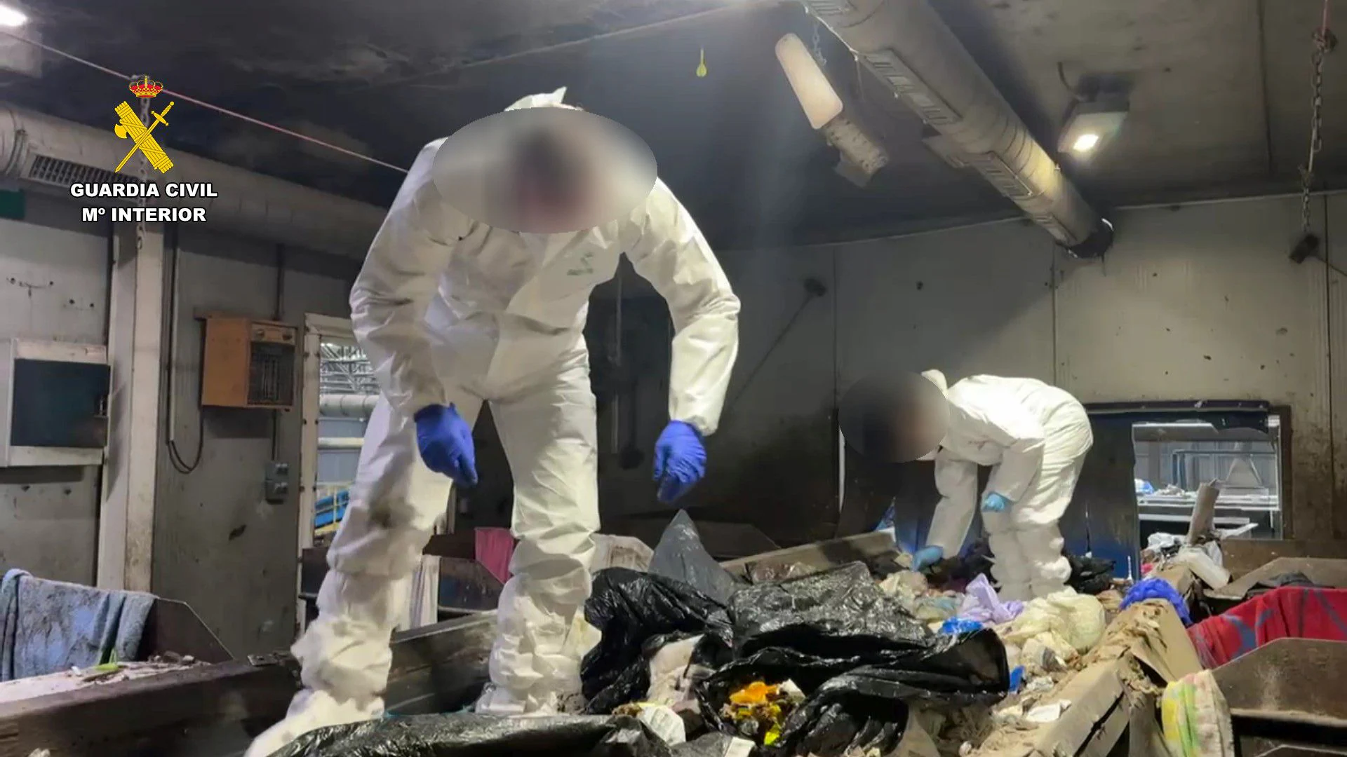 Investigadores de la Guardia Civil buscan pruebas en la cinta en la que apareció el cuerpo sin vida de un recién nacido en la planta de reciclaje de basura de Logroño.