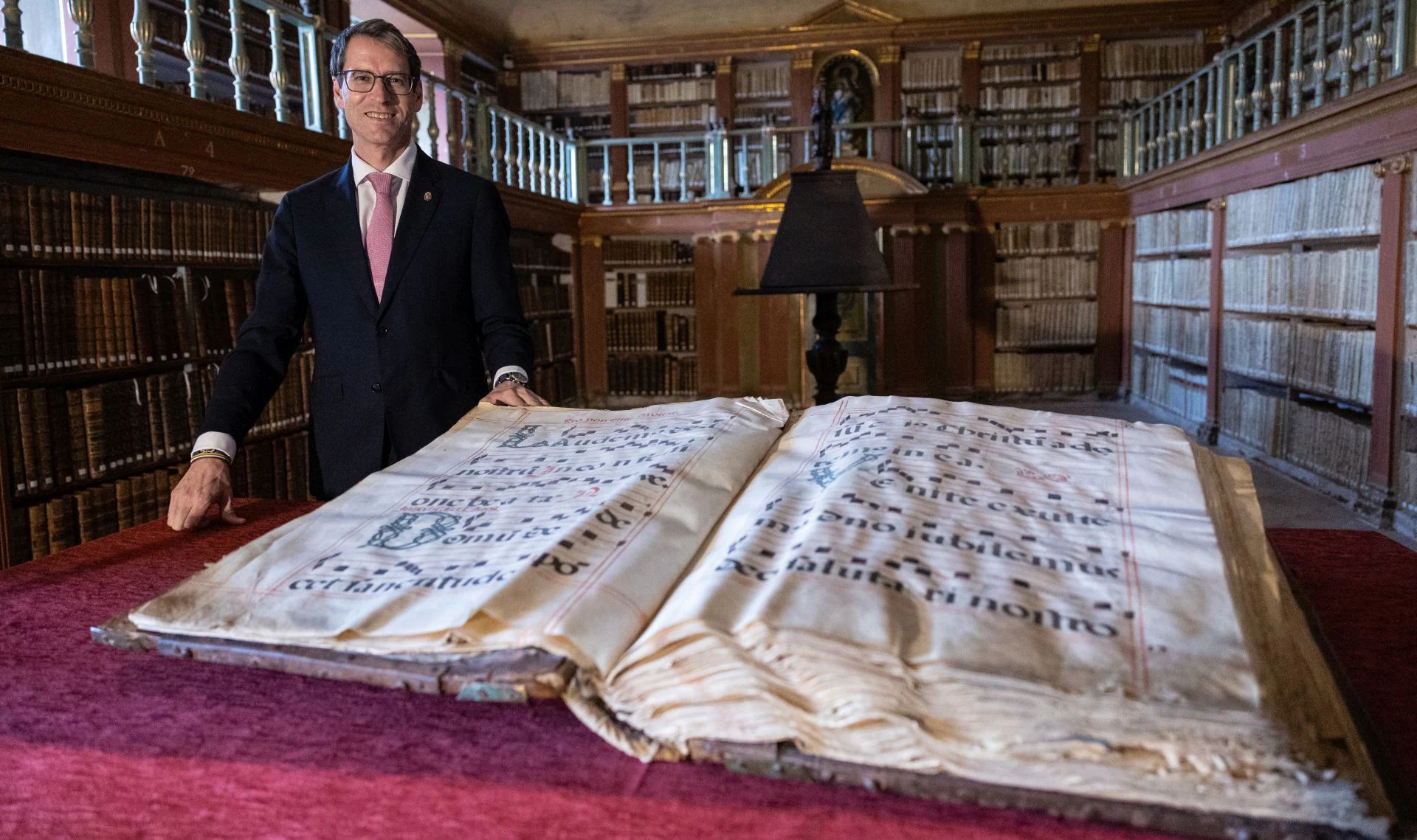 El presidente del Gobierno regional, junto a uno de los libros cantorales del monestario, donde citó a Diario LA RIOJA para la entrevista con el periódico. 