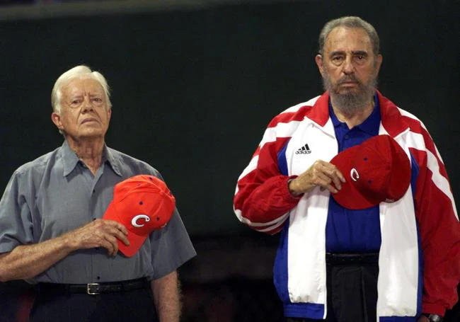 Junto a Fidel Castro en el estadio de béisbol 'Latinoamericano' en La Habana.