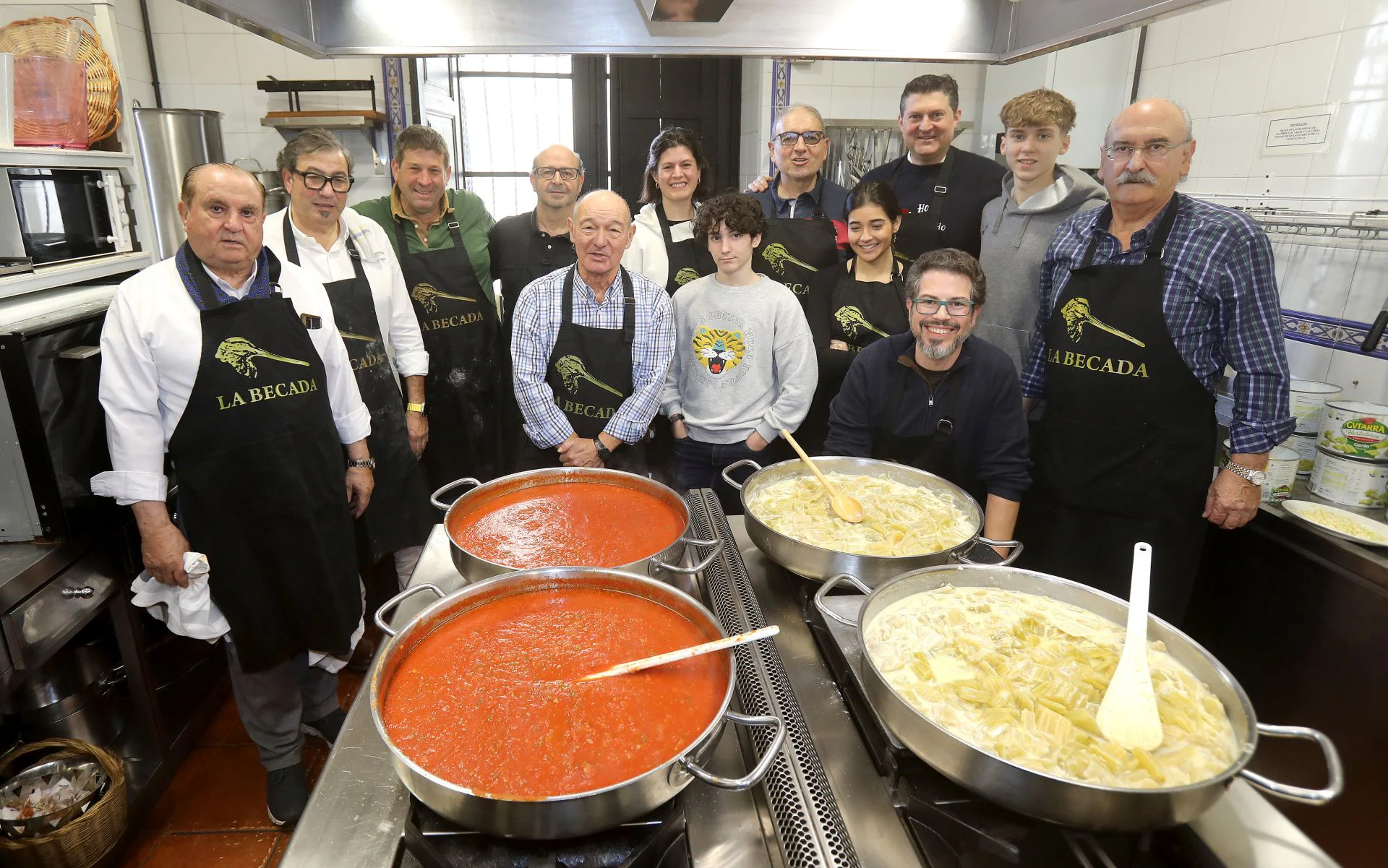 Preparativos en La Becada del menú que la Cocina Económica sirvió en Nochebuena y Navidad.