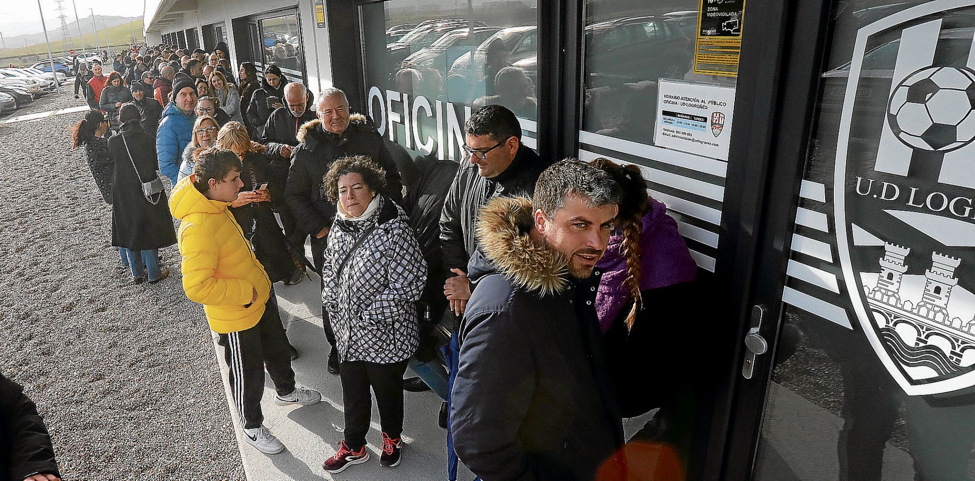 Aficionados de la UD Logroñés y del Athletic aguantaron horas de fila el lunes para comprar sus localidades para el partido de Copa. El sistema on line se cayó ante la alta demanda.