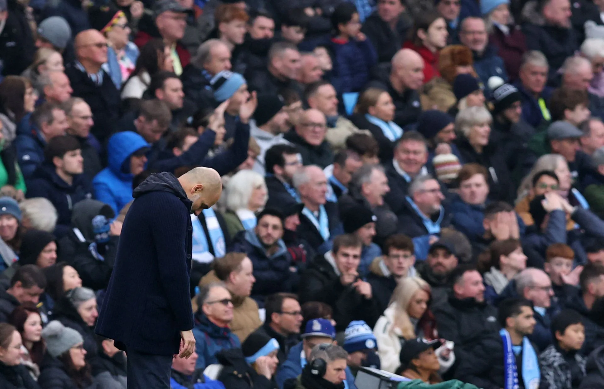 Pep Guardiola, cabizbajo durante el duelo entre el Manchester City y el Everton, que acabó en empate y prolonga la crisis de resultados del equipo de técnico catalán.