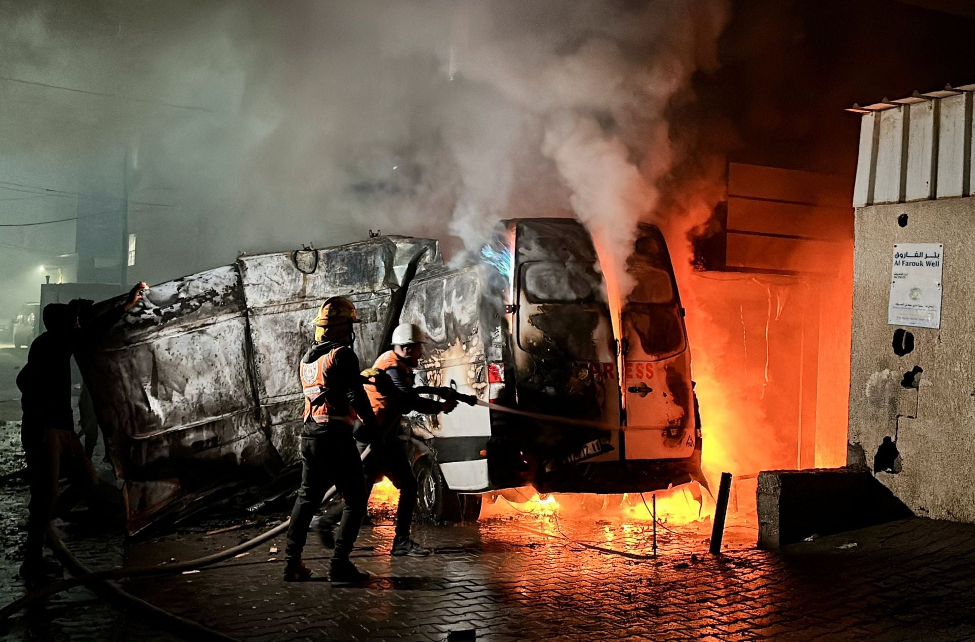 Los bomberos tratan de extinguir las llamas que devoraron la furgoneta en la que estaban los cinco reporteros.