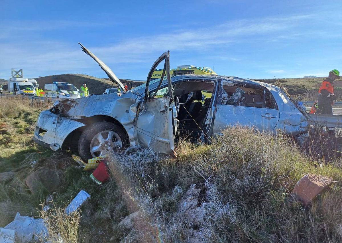 Imagen secundaria 1 - Estado en el que ha quedado el vehículo tras el accidente.