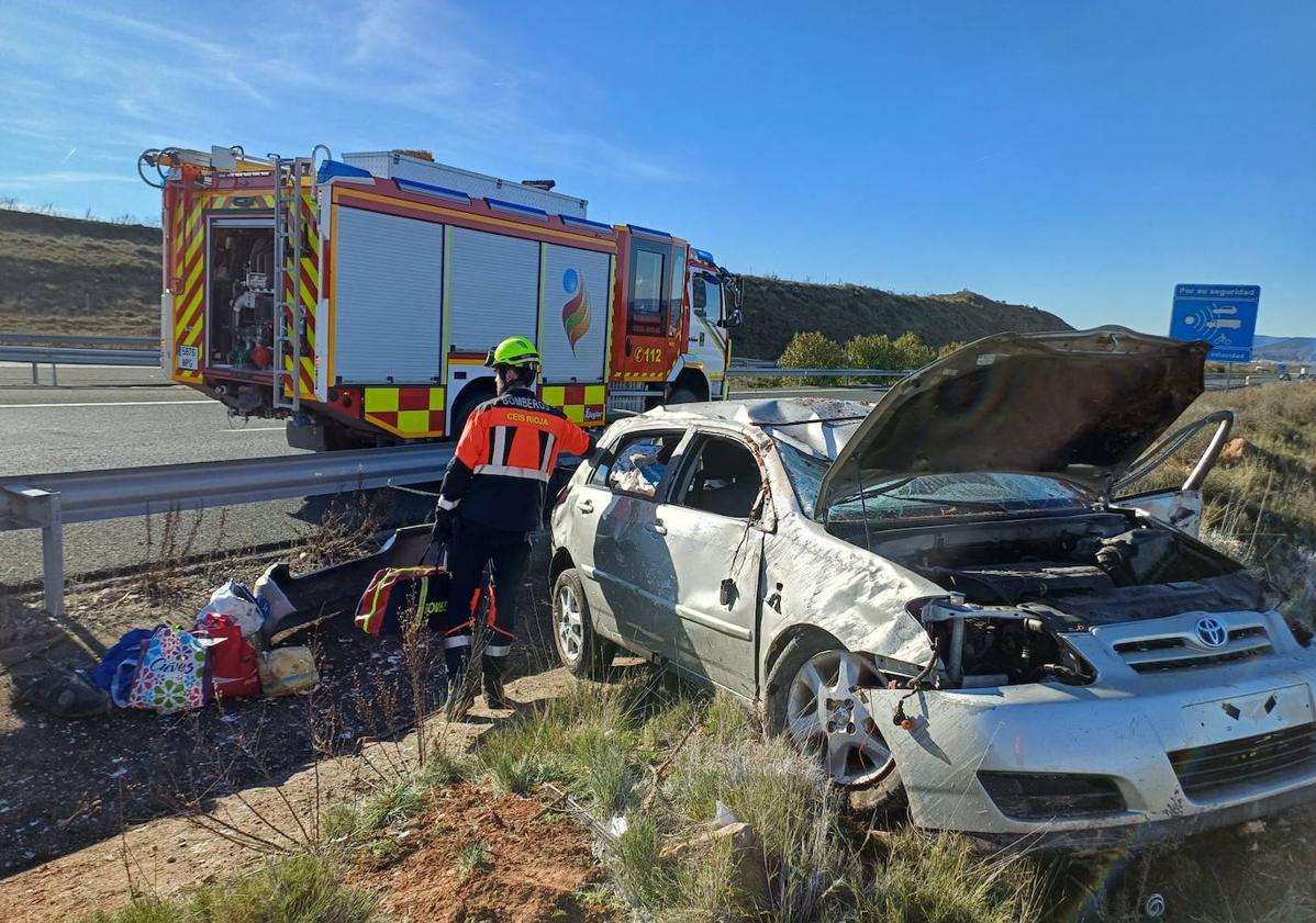 Imagen principal - Estado en el que ha quedado el vehículo tras el accidente.